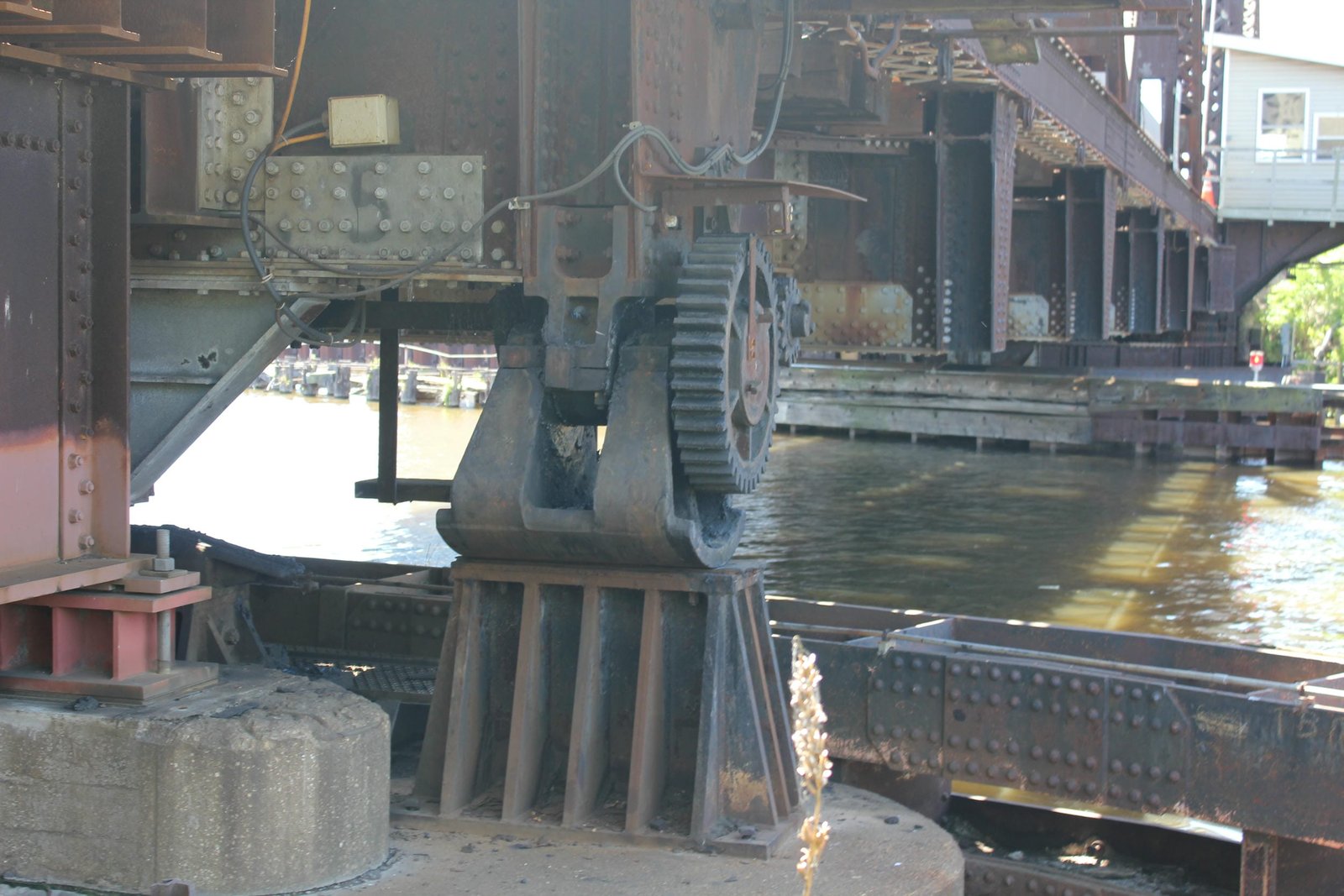 Lift mechanism at north end of span